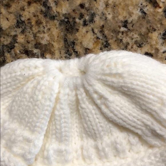 🌻last one!!!🌻 White/cream cc ponytail beanie - Picture 2 of 2